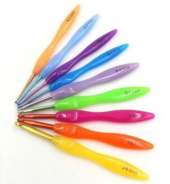 9-teiliges Häkelnadelset in Regenbogenfarben mit Kunststoffgriff